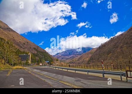 La strada che conduce attraverso la stazione della funivia di Shinhotaka, la prefettura di Toyama, Chubu, Giappone. Foto Stock