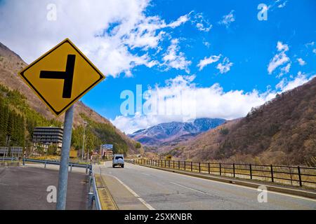 La strada che conduce attraverso la stazione della funivia di Shinhotaka, la prefettura di Toyama, Chubu, Giappone. Foto Stock