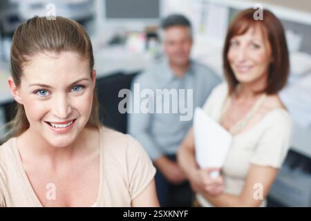 Ritratti, uomini d'affari e donne in ufficio, lavoro di squadra e professionisti dell'editoria. Faccia, gruppo e dipendenti sul posto di lavoro, cooperazione o. Foto Stock