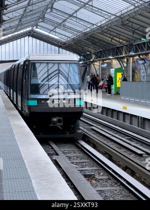 La stazione della metropolitana urbana è trafficata durante l'ora di punta mattutina in inverno Foto Stock