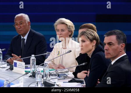 Non esclusiva: Presidente del Consiglio europeo Antonio Costa, Presidente della Commissione europea Ursula von der Leyen, primo Ministro della Danimarca M. Foto Stock
