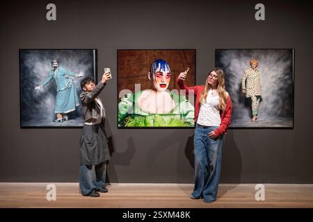 Tate Modern, Londra, Regno Unito. 25 febbraio 2025. Leigh Bowery! (27 febbraio-31 agosto 2025). La breve ma straordinaria vita di Leigh Bowery ha lasciato un segno distintivo e innegabile nel mondo dell'arte e oltre: Artista, interprete, modella, personaggio televisivo, promotore di club, stilista e musicista, Bowery ha assunto molti ruoli diversi, rifiutandosi di essere limitato dalle convenzioni. Immagine: (Tutti) Fergus Greer (per gentile concessione di Michael Hoppen Gallery), sessione IV, look 17 agosto 1991; sessione IV, look 19 agosto 1991; sessione i, look 2, novembre 1988. Crediti: Malcolm Park/Alamy Live News Foto Stock