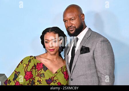 Sonequa Martin-Green mit Ehemann Kenric Green bei der Premiere des Kinofilms My Dead Friend Zoe im Hollywood Legion Theater. Los Angeles, 24.02.2025 *** Sonequa Martin Green con il marito Kenric Green alla prima del film My Dead Friend Zoe all'Hollywood Legion Theater di Los Angeles, 24 02 2025 foto:xD.xStarbuckx/xFuturexImagex zoe 5233 Foto Stock