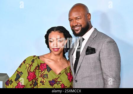Sonequa Martin-Green mit Ehemann Kenric Green bei der Premiere des Kinofilms My Dead Friend Zoe im Hollywood Legion Theater. Los Angeles, 24.02.2025 *** Sonequa Martin Green con il marito Kenric Green alla prima del film My Dead Friend Zoe all'Hollywood Legion Theater di Los Angeles, 24 02 2025 foto:xD.xStarbuckx/xFuturexImagex zoe 5232 Foto Stock