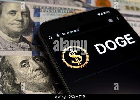 Logo DOGE US Department of Government Efficiency visualizzato sullo schermo dello smartphone. L'ottimizzazione dei costi di Elon Musk. Concetto. Stafford, Regno Unito, 25 febbraio 2025 Foto Stock