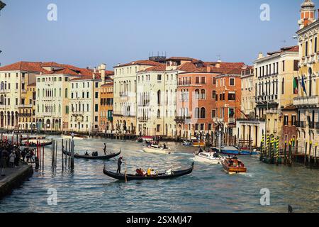 Venezia, Italia. 22 febbraio 2025. Le persone prendono parte al Carnevale di Venezia a Venezia, Italia, 22 febbraio 2025. Foto: Emica Elvedji/PIXSELL credito: Pixsell/Alamy Live News Foto Stock