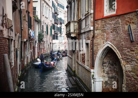Venezia, Italia. 22 febbraio 2025. Le persone prendono parte al Carnevale di Venezia a Venezia, Italia, 22 febbraio 2025. Foto: Emica Elvedji/PIXSELL credito: Pixsell/Alamy Live News Foto Stock