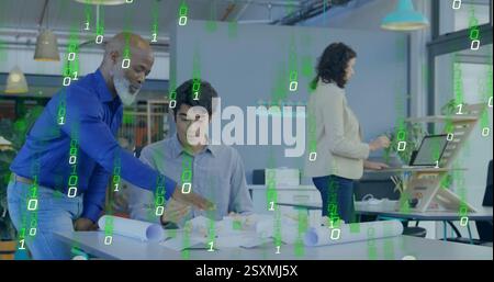 Immagine del codice binario su diversi ingegneri che lavorano su piani architettonici in ufficio Foto Stock