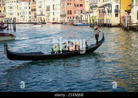 Venezia, Italia. 22 febbraio 2025. Le persone prendono parte al Carnevale di Venezia a Venezia, Italia, 22 febbraio 2025. Foto: Emica Elvedji/PIXSELL credito: Pixsell/Alamy Live News Foto Stock