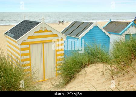 Southwold Beach. Capanne sulla spiaggia di Southwold in estate, Suffolk, Regno Unito. Foto Stock