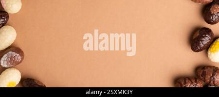 Composizione pasquale di uova di cioccolato pasquale Foto Stock