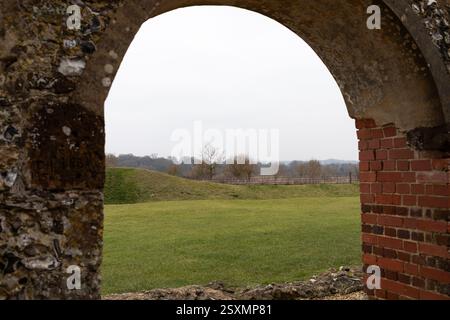 Vista della campagna dall'interno delle rovine della chiesa di Knowlton nel Dorset, Inghilterra, Regno Unito Foto Stock