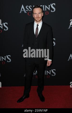 Michael Fassbender partecipa alla prima di "Assassin's Creed" a New York al teatro AMC Empire 25 il 13 dicembre 2016 a New York Foto Stock