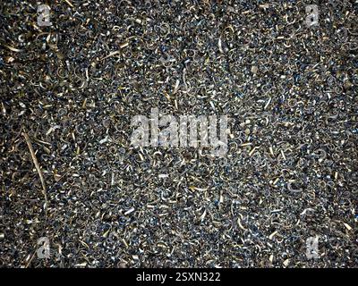 Primo piano di trucioli metallici con trama complessa e materiale metallico Foto Stock