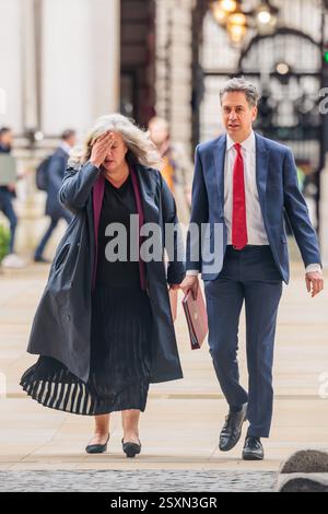 Downing Street, Londra, Regno Unito. 25 febbraio 2025. Heidi Alexander, Segretario di Stato per i trasporti e ed Miliband, Segretario di Stato per la sicurezza energetica e Net Zero, partecipano alla riunione settimanale del Gabinetto al 10 di Downing Street. Crediti: Amanda Rose/Alamy Live News Foto Stock