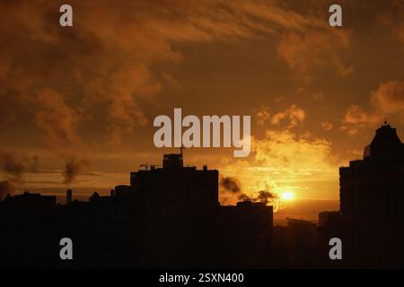Tramonto colorato sugli edifici. Scena notturna. Foto Stock