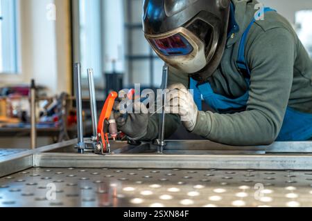Saldatrice che unisce parti metalliche utilizzando il processo di saldatura a gas inerte al tungsteno Foto Stock