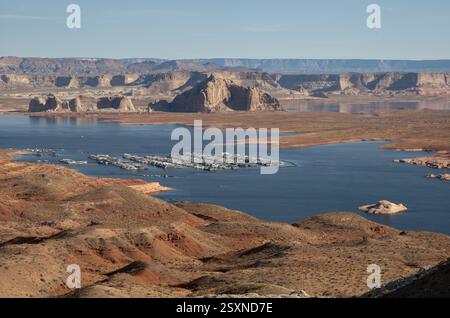 Vista aerea panoramica del lago Powell con case galleggianti ancorate al porticciolo, circondate da paesaggi desertici e formazioni rocciose. Concetto di acqua Foto Stock
