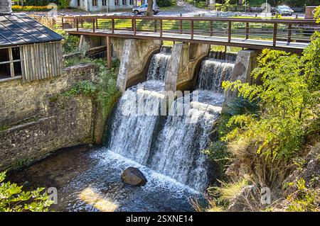 Kuldiga. Cascata sull'Alekshupite. La cascata più alta (4,5 m) della Lettonia al momento. Dal XIX secolo, un mulino ad acqua è stato operativo nelle vicinanze Foto Stock