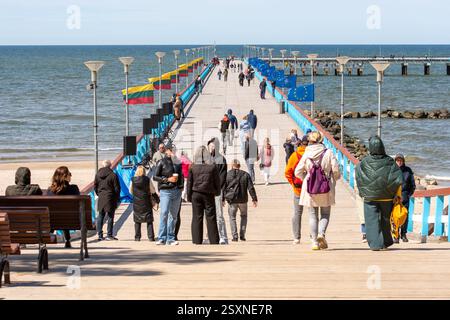 Bandiere lituane che sventolano con bandiere europee e NATO sul ponte sul mare a Palanga, la Lituania è una sbarra baltica Foto Stock