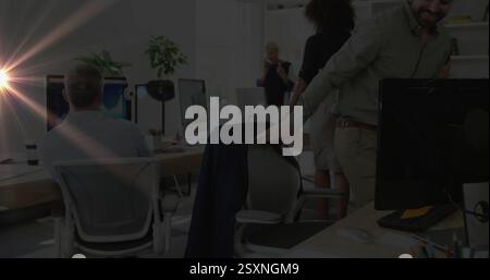 Immagine di bandiera Ucraina su diversi uomini d'affari che lavorano in ufficio moderno Foto Stock
