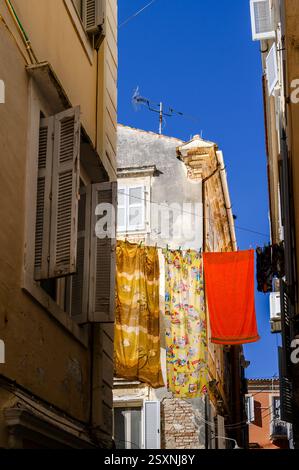 Lavate la giornata nella trafficata città vecchia di Corfù, Kerkira, Grecia Foto Stock