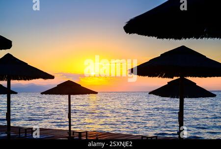 Ombrelloni da spiaggia di sunrise Foto Stock
