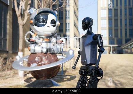 Pechino, Cina. 24 febbraio 2025. Un robot umanoide 'Tiangong' mostra camminare al Beijng World of Robots di Pechino, capitale della Cina, 24 febbraio 2025. Il Beijng World of Robots si trova nel parco industriale robotico di Yizhuang a Pechino e funge da centro espositivo completo per i robot, che mette in mostra i più recenti successi nel settore della robotica. Crediti: Ju Huanzong/Xinhua/Alamy Live News Foto Stock