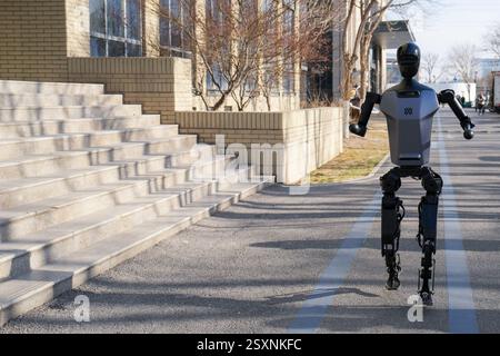 Pechino, Cina. 24 febbraio 2025. Un robot umanoide "Tiangong" mostra in esecuzione al Beijng World of Robots di Pechino, capitale della Cina, 24 febbraio 2025. Il Beijng World of Robots si trova nel parco industriale robotico di Yizhuang a Pechino e funge da centro espositivo completo per i robot, che mette in mostra i più recenti successi nel settore della robotica. Crediti: Ju Huanzong/Xinhua/Alamy Live News Foto Stock