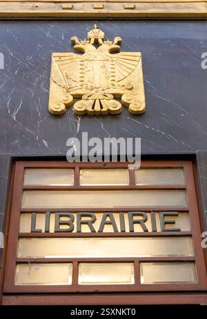 Facciata viennese con stemma del Consiglio Imperiale, Austria Foto Stock