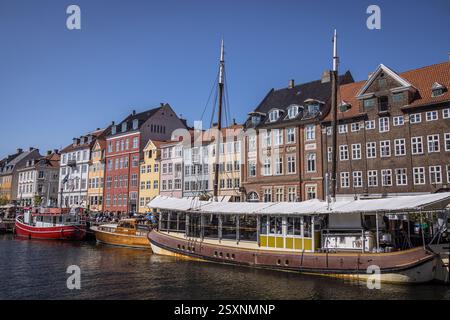 Edifici colorati e barche, lungo Nyhavn, Copenhagen, Danimarca Foto Stock