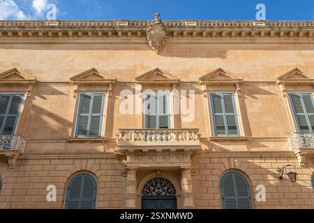 Un edificio in classico stile rinascimentale, situato in Piazza San Paolo, Mdina, Malta. Foto Stock