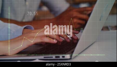 Digitazione su laptop, immagine grafica dei dati finanziari sulle mani Foto Stock