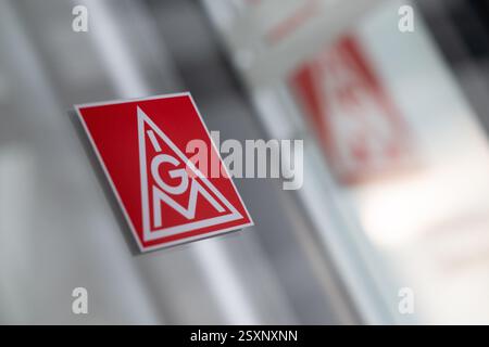 Stoccarda, Germania. 25 febbraio 2025. Il logo IG Metall è visibile presso l'ufficio IG Metall Baden-Württemberg di Stoccarda. Crediti: Marijan Murat/dpa/Alamy Live News Foto Stock