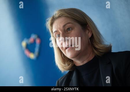 Stoccarda, Germania. 25 febbraio 2025. La direttrice distrettuale di IG Metall Baden-Württemberg, Barbara Resch, partecipa a un'intervista con l'Agenzia di stampa tedesca (dpa). Crediti: Marijan Murat/dpa/Alamy Live News Foto Stock