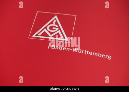 Stoccarda, Germania. 25 febbraio 2025. Il logo di IG Metall Baden-Württemberg può essere visto presso l'ufficio IG Metall di Stoccarda. Crediti: Marijan Murat/dpa/Alamy Live News Foto Stock
