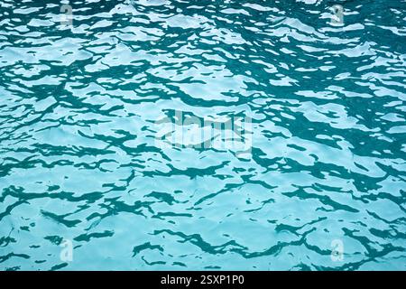 Consistenza dell'acqua ondulata del Mar Mediterraneo. Sfondo onde marine. Sfondo naturale Foto Stock