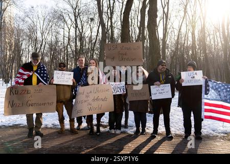 Kiev, Kiev, Ucraina. 25 febbraio 2025. Gli americani stanno tenendo i segni che condannano la Russia e protestano contro l'attuale politica statunitense nei confronti dell'Ucraina al di fuori dell'ambasciata americana a Kiev, Ucraina. (Credit Image: © Andreas Stroh/ZUMA Press Wire) SOLO PER USO EDITORIALE! Non per USO commerciale! Crediti: ZUMA Press, Inc./Alamy Live News Foto Stock