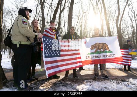 Kiev, Kiev, Ucraina. 25 febbraio 2025. Gli americani stanno tenendo i segni che condannano la Russia e protestano contro l'attuale politica statunitense nei confronti dell'Ucraina al di fuori dell'ambasciata americana a Kiev, Ucraina. (Credit Image: © Andreas Stroh/ZUMA Press Wire) SOLO PER USO EDITORIALE! Non per USO commerciale! Crediti: ZUMA Press, Inc./Alamy Live News Foto Stock