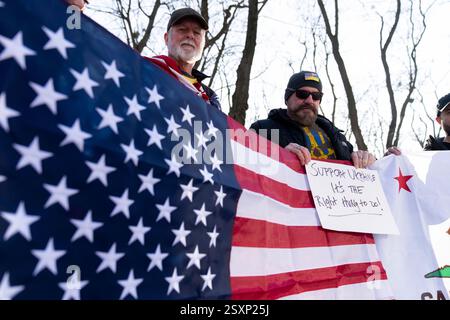 Kiev, Kiev, Ucraina. 25 febbraio 2025. Gli americani stanno tenendo i segni che condannano la Russia e protestano contro l'attuale politica statunitense nei confronti dell'Ucraina al di fuori dell'ambasciata americana a Kiev, Ucraina. (Credit Image: © Andreas Stroh/ZUMA Press Wire) SOLO PER USO EDITORIALE! Non per USO commerciale! Crediti: ZUMA Press, Inc./Alamy Live News Foto Stock