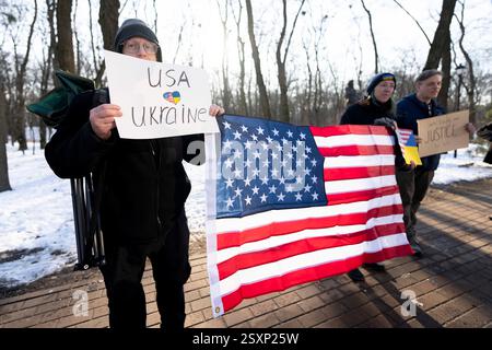 Kiev, Kiev, Ucraina. 25 febbraio 2025. Gli americani stanno tenendo i segni che condannano la Russia e protestano contro l'attuale politica statunitense nei confronti dell'Ucraina al di fuori dell'ambasciata americana a Kiev, Ucraina. (Credit Image: © Andreas Stroh/ZUMA Press Wire) SOLO PER USO EDITORIALE! Non per USO commerciale! Crediti: ZUMA Press, Inc./Alamy Live News Foto Stock