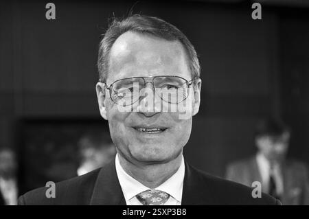 Deutschland, Bonn, 10.03.1995 Archiv.: 52-11-07 Gespraech Bundesminister mit deutscher Wirtschaft foto: Hans-Olaf Henkel, Praesident des Bundesverbandes der Deutschen industrie Gespraech Bundesminister mit deutscher Wirtschaft ** Germania, Bonn, 10 03 1995 Archivio 52 11 07 discussione tra il ministro federale e l'industria tedesca foto Hans Olaf Henkel, Presidente dell'industria tedesca Foto Stock