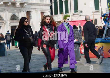 Carnevale di Venezia pieno di maschere a Venezia, Italia, il 22 febbraio 2025. (Foto CTK/Petr Malina) Foto Stock