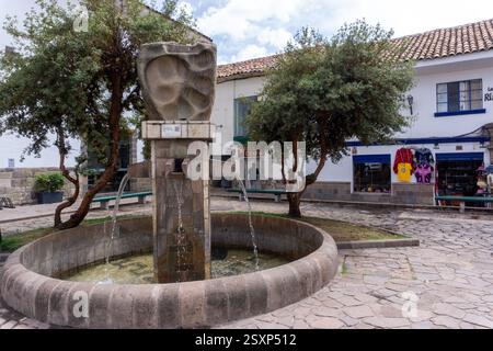 Rimacpampa a Cusco in Perù, che mostra l'impressionante scultura della zampa di puma, simbolo della cultura Inca e delle tradizioni andine Foto Stock