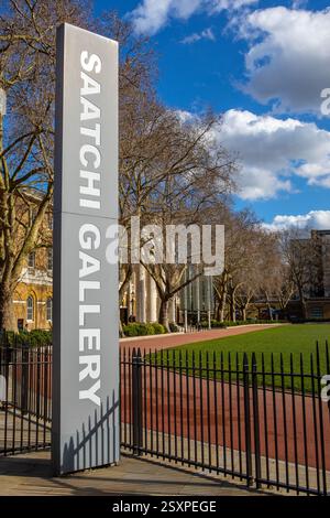 Londra, Regno Unito - 14 marzo 2023: Un cartello alla Saatchi Gallery di Chelsea, Londra, Regno Unito. Foto Stock