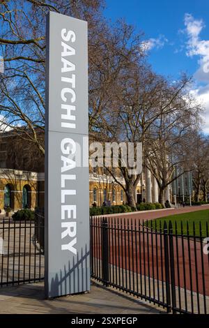 Londra, Regno Unito - 14 marzo 2023: Un cartello alla Saatchi Gallery di Chelsea, Londra, Regno Unito. Foto Stock