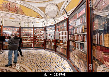 WASHINGTON DC - la mostra della Thomas Jefferson's Library nel Southwest Pavilion della Library of Congress mostra la ricostruzione della collezione personale di libri di Jefferson. Thomas Jefferson vendette la sua biblioteca personale di 6.487 libri al Congresso nel 1815 dopo che i britannici bruciarono il Campidoglio e la precedente biblioteca durante la guerra del 1812. La mostra rivela gli ampi interessi di Jefferson attraverso i diversi libri che hanno formato la sua collezione, mostrando volumi originali integrati da edizioni identiche di libri di altre fonti per ricreare la sua biblioteca completa. Foto Stock