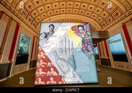 WASHINGTON DC - la mostra "Collecting Memories Exhibit" esposta nella David M. Rubenstein Treasures Gallery presso la Library of Congress presenta oggetti rari e storicamente significativi provenienti dalle vaste collezioni globali della biblioteca. La Rubenstein Gallery è dedicata alla condivisione di manufatti e documenti unici provenienti da quella che è considerata la biblioteca più grande del mondo. La mostra espone oggetti accuratamente curati di importanza culturale e storica provenienti da tutto il mondo, evidenziando il ruolo della Biblioteca come custode della conoscenza e del patrimonio mondiale. Foto Stock