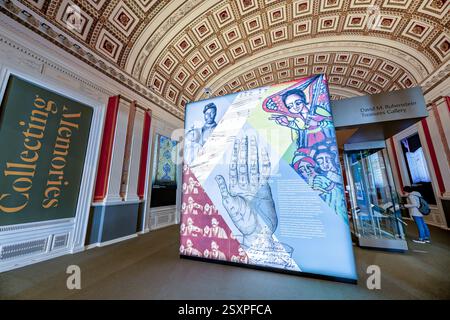 WASHINGTON DC - la mostra "Collecting Memories Exhibit" esposta nella David M. Rubenstein Treasures Gallery presso la Library of Congress presenta oggetti rari e storicamente significativi provenienti dalle vaste collezioni globali della biblioteca. La Rubenstein Gallery è dedicata alla condivisione di manufatti e documenti unici provenienti da quella che è considerata la biblioteca più grande del mondo. La mostra espone oggetti accuratamente curati di importanza culturale e storica provenienti da tutto il mondo, evidenziando il ruolo della Biblioteca come custode della conoscenza e del patrimonio mondiale. Foto Stock