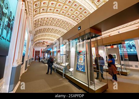 WASHINGTON DC - la mostra "Collecting Memories Exhibit" esposta nella David M. Rubenstein Treasures Gallery presso la Library of Congress presenta oggetti rari e storicamente significativi provenienti dalle vaste collezioni globali della biblioteca. La Rubenstein Gallery è dedicata alla condivisione di manufatti e documenti unici provenienti da quella che è considerata la biblioteca più grande del mondo. La mostra espone oggetti accuratamente curati di importanza culturale e storica provenienti da tutto il mondo, evidenziando il ruolo della Biblioteca come custode della conoscenza e del patrimonio mondiale. Foto Stock